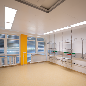 Pokój z gwieździstym sufitem w oddziale intensywnej terapii dla dzieci Kliniki Uniwersyteckiej w Würzburgu (Niemcy)