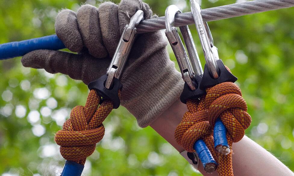  person-in-gray-and-beige-gloves-holding-on-gray-cable-wire-17605.jpg | © Skitterphoto