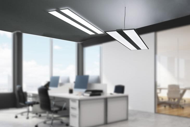 Whether as a surface-mounted or suspended luminaire with indirect components or as a light strip, the kayak for the office combines efficiency with top technical lighting values – also available with sensors for modern light management and Advanced Services. | © Regiolux
